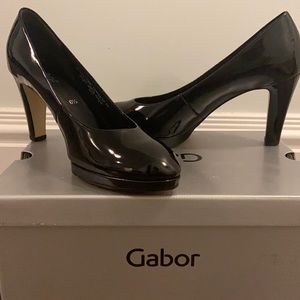 Gorgeous shiny black Gabor US 8-1/2 (UK 6-1/2) patent leather pumps.